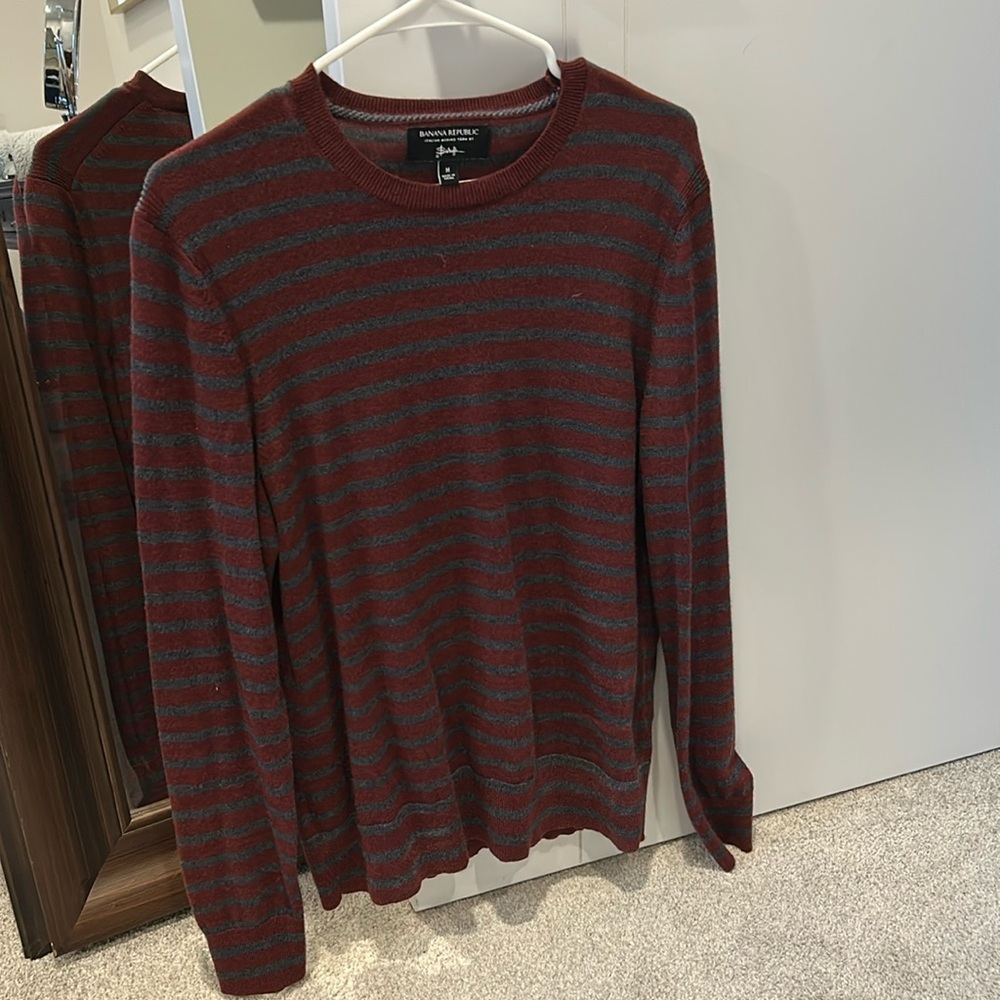 Banana republic 100% merino wool burgundy striped sweater, size medium